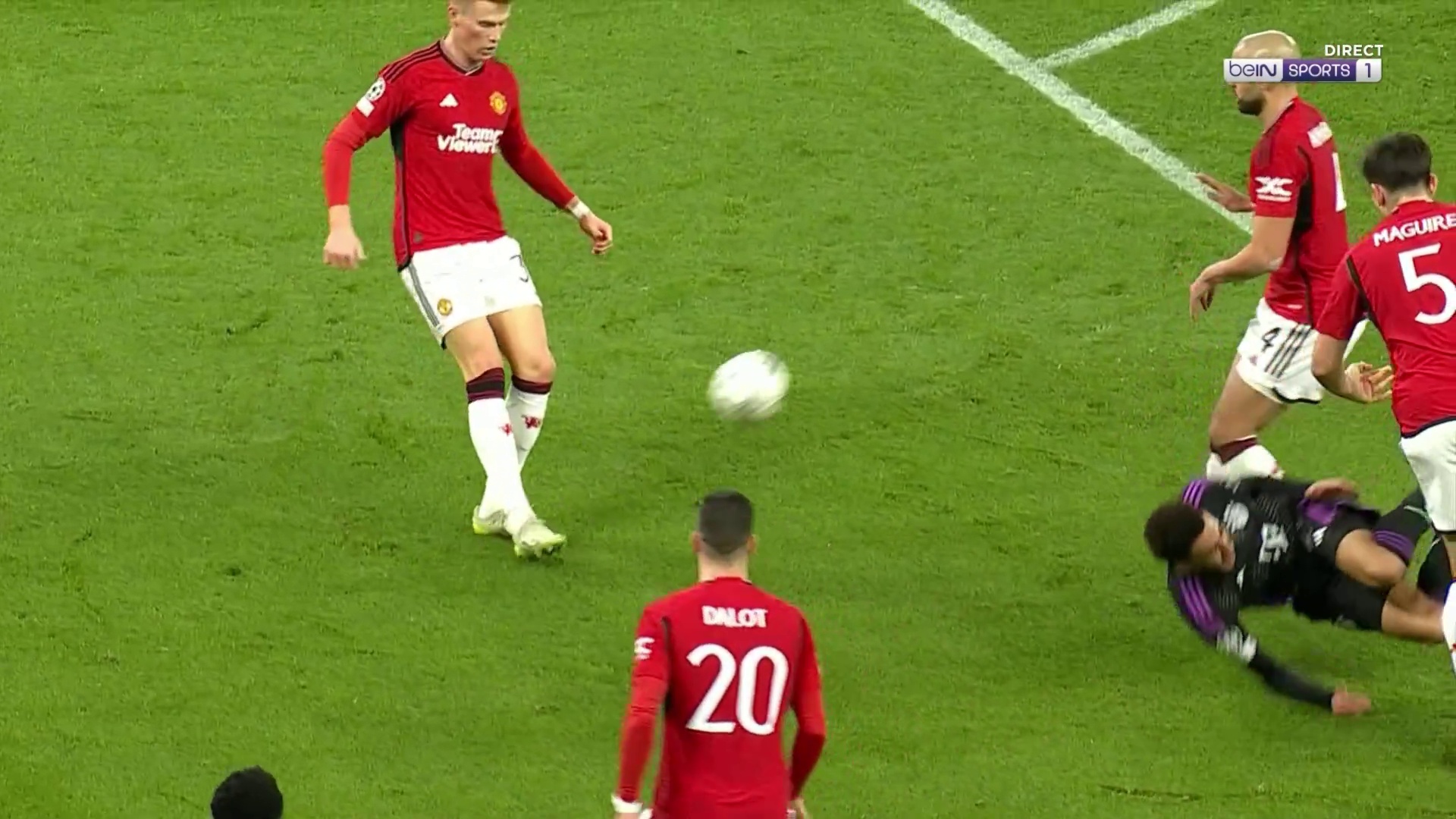 Bayern penalty shout against Manchester United 17'